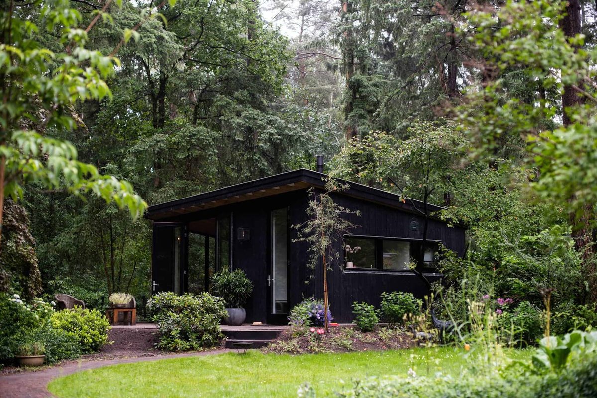 Rustige praktijkruimte van Marlies van Beek midden in het groen